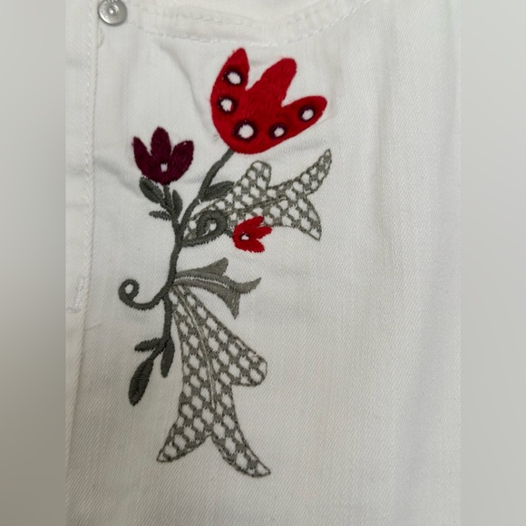 NWOT Nine West Chrystie Floral Embroidered White Capris - Picture 7 of 8